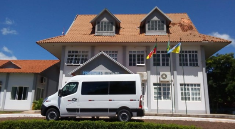 MUNICÍPIO RECEBE VEÍCULO VAN